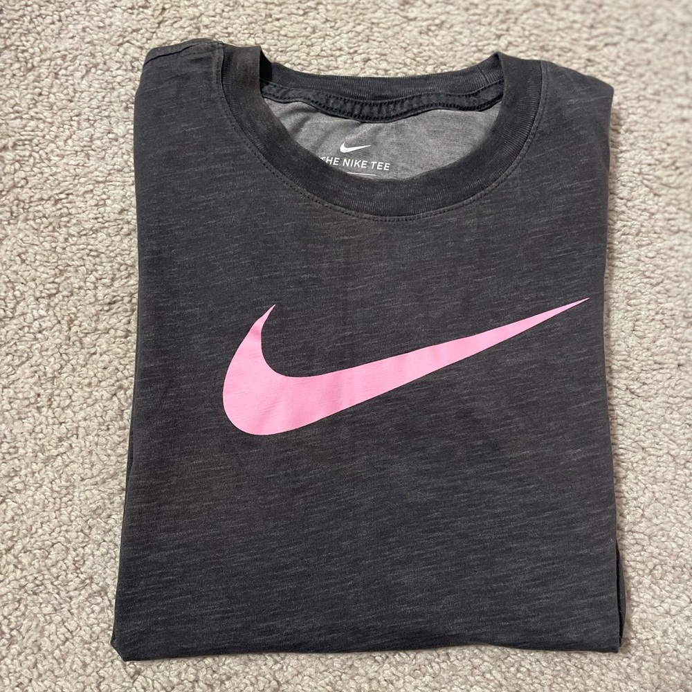 Good condition, small size t shirt, nike wear, pink and grey t shirt.